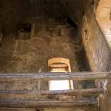 ...anche se alzando lo sguardo riusciamo ancora ad ammirare ci� che resta della volta a botte del soffitto